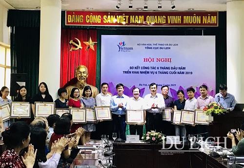 Thứ trưởng Bộ VHTTDL Lê Quang Tùng và Tổng cục trưởng TCDL Nguyễn Trùng Khánh tặng Bằng khen cho các tập thể, cá nhân có thành tích xuất sắc trong việc tổ chức ATF 2019